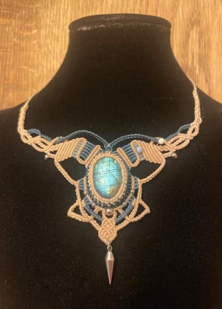 65.- Collier Labradorite. Cette pierre renforce l'Aura, elle agit comme un bouclier, absorbe les énergies négatives, elle protège son utilisateur, elle est régénératrice. Elle soulage les douleurs rhumatismales