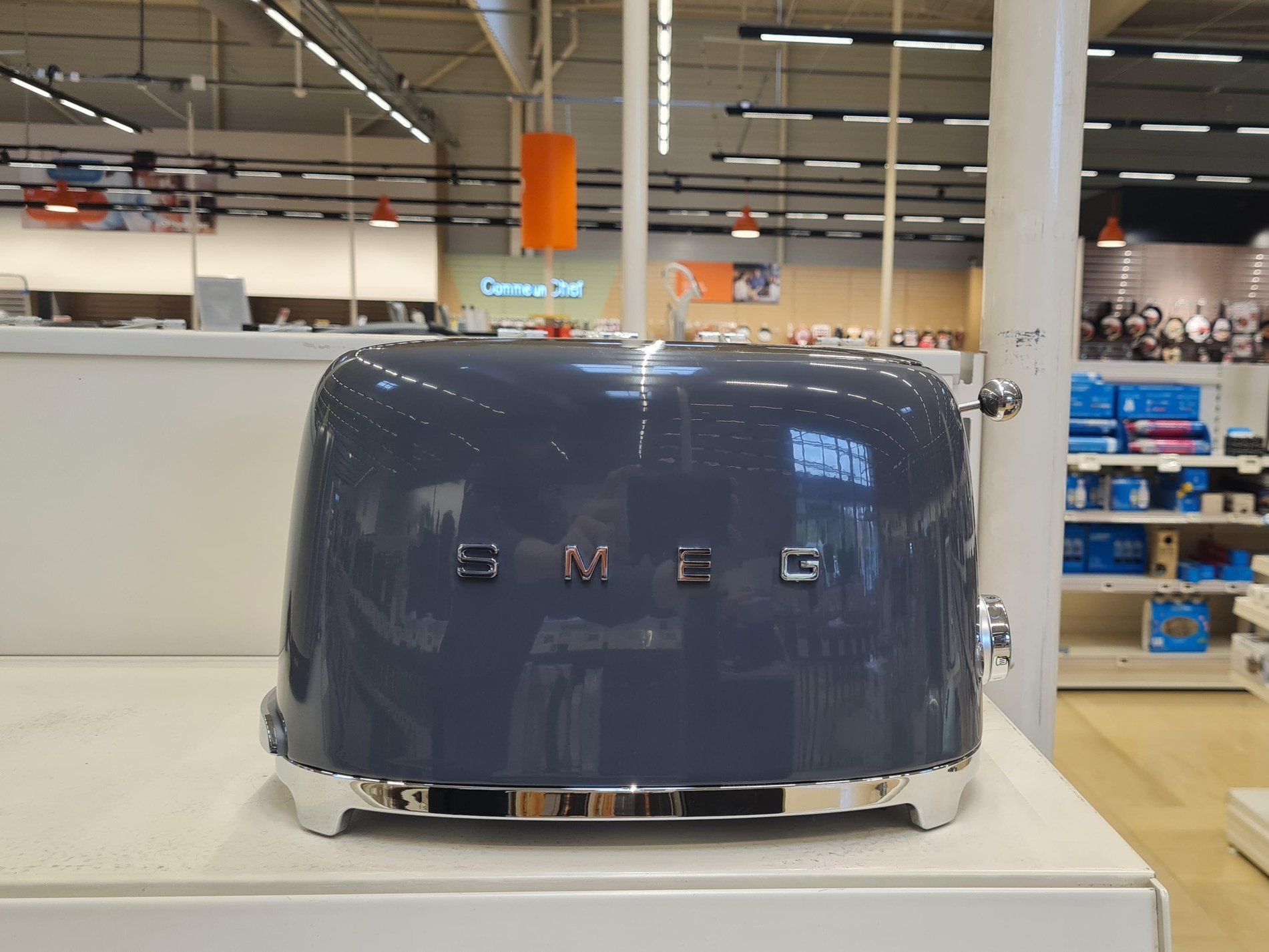 grille pain smeg bleu dans notre magasin Boulanger St Quentin