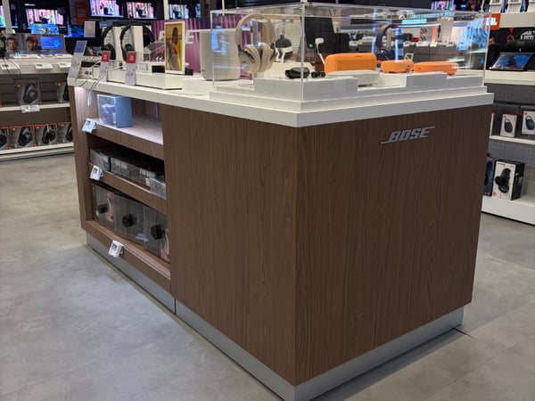 Vue du rayon son et de la table bose avec les produits disposés en magasin.