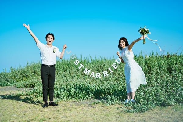 結婚記念写真を撮る私服のカップル