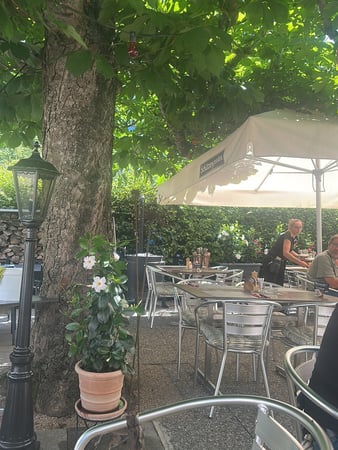 Gartenterrasse mit Kastanienbaum