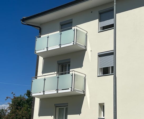 Balkongeländer mit Glasfüllung