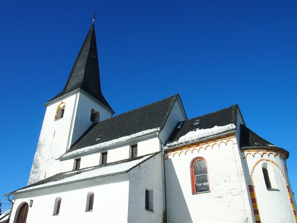 Die spätromanische Kirche war ursprünglich St. Georg geweiht und wurde zwischen 1122 und 1219 erbaut. In der Apsis befinden sich Fresken aus dem 13. Jahrhundert – Christus Pantokrator mit Maria und Johannes dem Täufer sowie weiteren Figuren. 1560 wurde die lutherische Reformation in Höchstenbach eingeführt. Von 1671 bis 1818 hatte die Gemeinde einen lutherischen du einen reformierten Pfarrer.