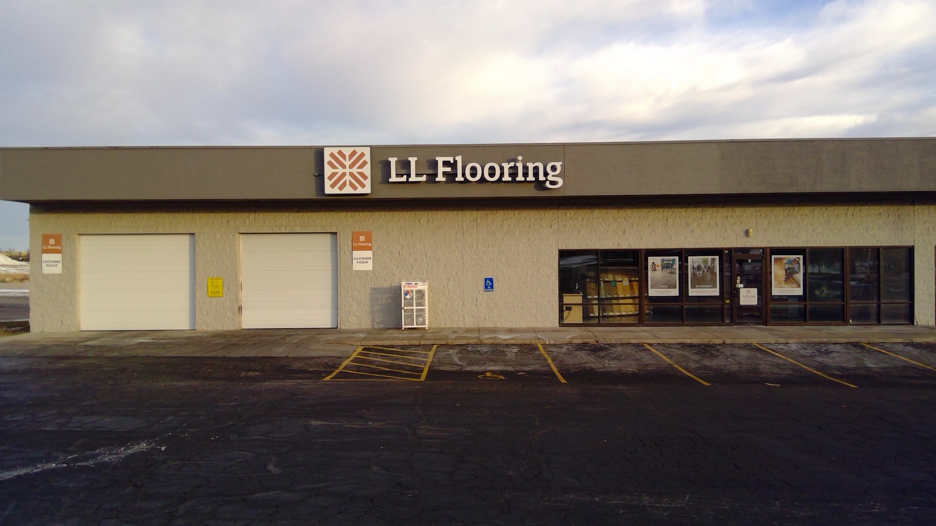 LL Flooring #1185 Lincoln | 6401 Q Street | Storefront