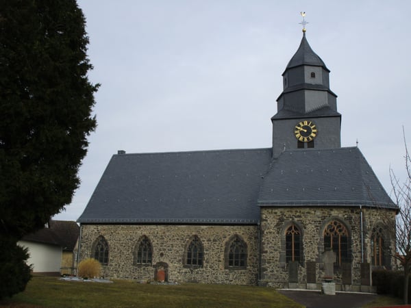 Die Evangelische Kirche in Grüningen, einem Stadtteil von Pohlheim im Landkreis Gießen, geht in ihren ältesten Teilen auf das 12. Jahrhundert zurück. Erstmals ist die Grüninger Kirche im Jahr 1151 nachgewiesen. Zu Beginn des 16. Jahrhunderts wurde das kleine Kirchenschiff nach Süden um fast das Doppelte erweitert. Sie trug auf diese Weise dem Charakter einer Stadtkirche Rechnung. Sie hat - ungewöhnlich - einen doppelten Chor. 1985 wurde sie innen grundlegend renoviert. 1520 wurde der zweite Chor errichtet. 1669 wurde das Langschiff neu aufgebaut. 2014 - 2017 wurde Dach, Turm und Chor neu gedeckt. Die Kirche ist ein hessisches Kulturdenkmal.