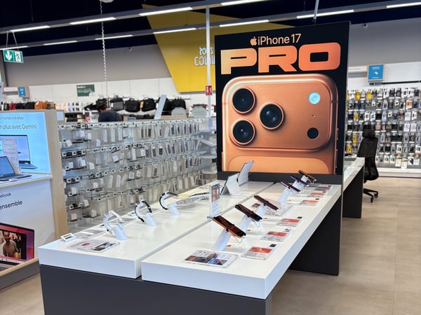 Présentation du coin Apple au magasin Boulanger Thionville Terville. On peut y retrouver les nouveaux modèles d'iPhone, les dernières tablettes de la marque à la pomme, et les accessoires qui vont avec au second plan