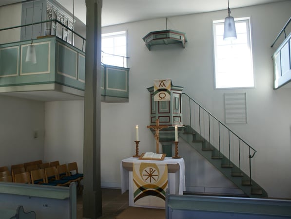 Das Bild zeigt Altar und Kanzel der Evangelischen Kirche Bieben