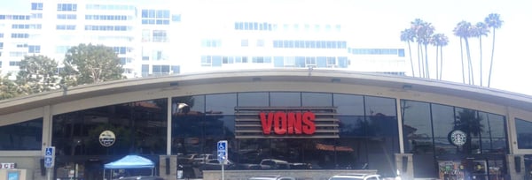 Vons Store Front Picture at 17380 Sunset Blvd in Pacific Palisades CA