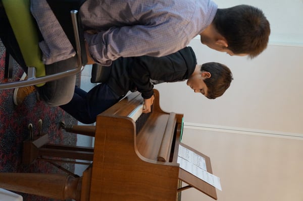 Cours de piano pour enfants avec Yann Lorenzoni à l'école de Musique ArtsCademia de Lutry