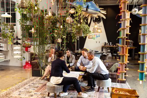 Der Leadership Circle fördert Führungskompetenz durch Reflexion, Austausch und kollegiale Fallarbeit im strukturierten Gruppenformat.