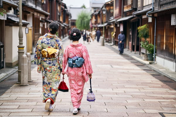 ひがし茶屋街と着物を着た女性