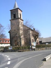 Außenansicht der Evangelische Michaeliskirche Maar von vorne.
