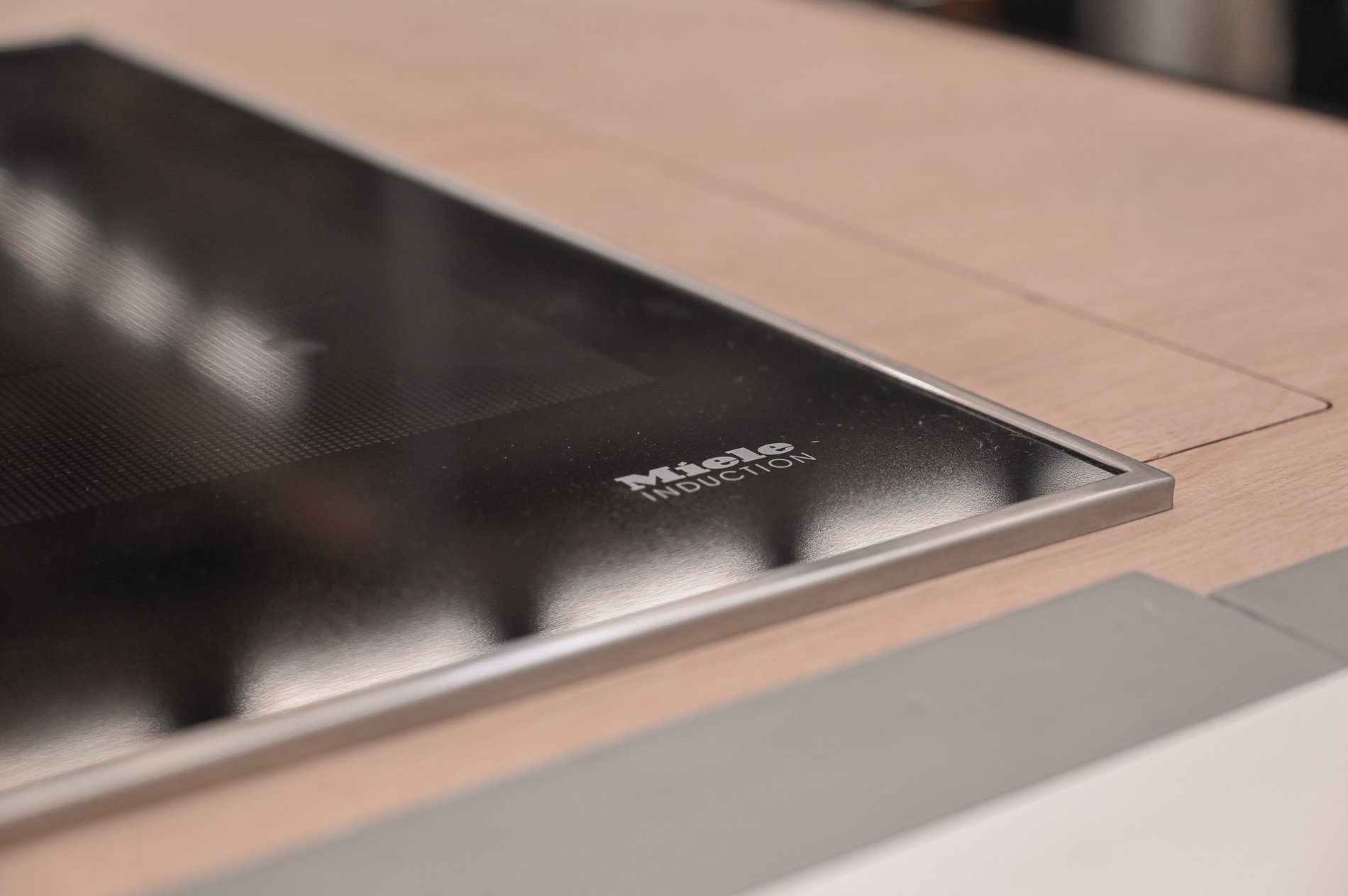 Table induction puissante Miele vue de près