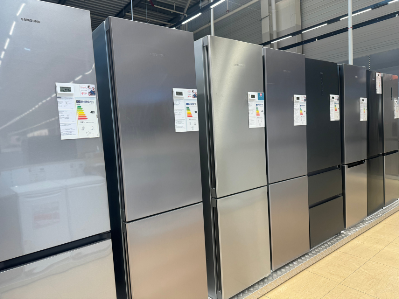 Différents modèles et coloris de combinés Liebherr sont disponibles au magasin Boulanger Avignon Le Pontet.