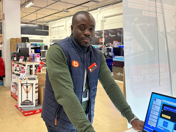 Kevin, conseiller de vente multimédia du magasin Boulanger Sainte-Geneviève-des-Bois ZAC de la Croix Blanche.