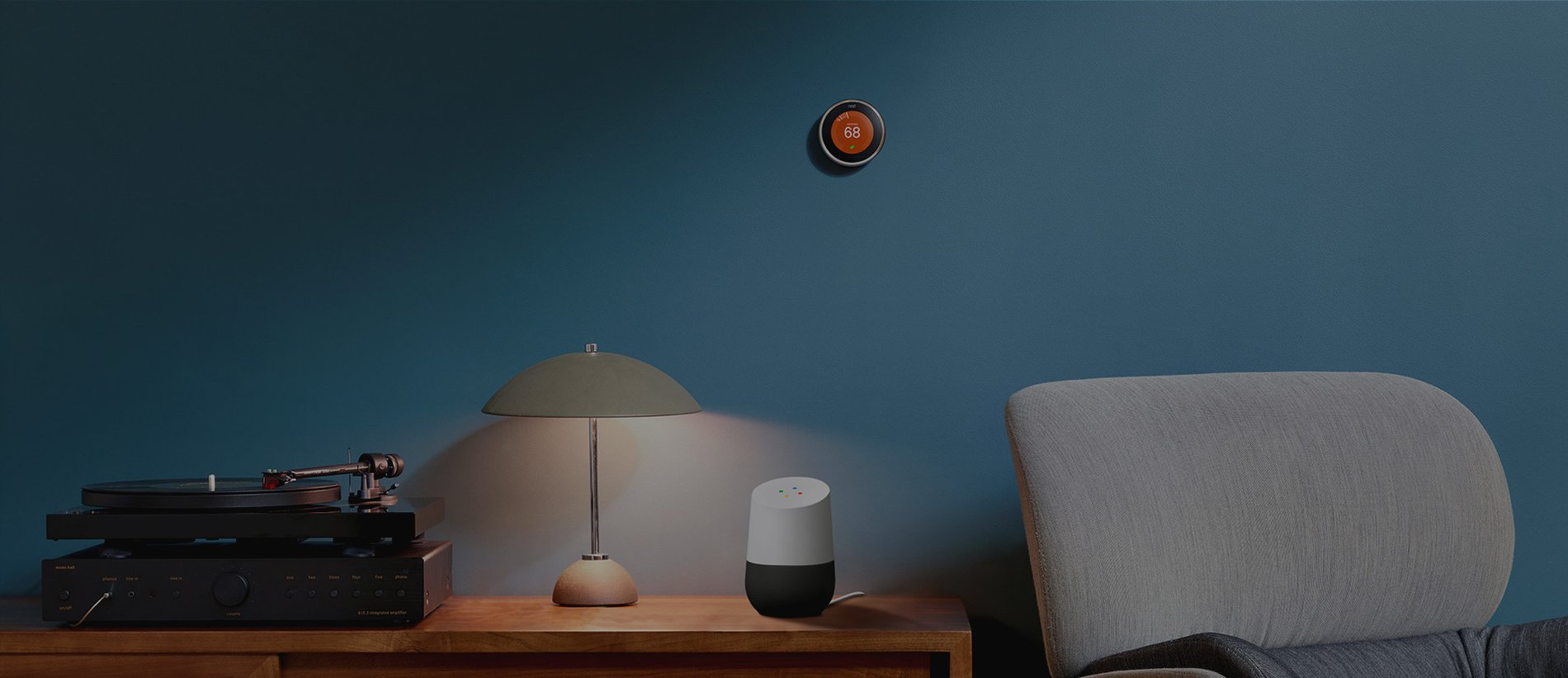 Foto de la sala de una casa inteligente conectada con Google Home y termostatos conectados