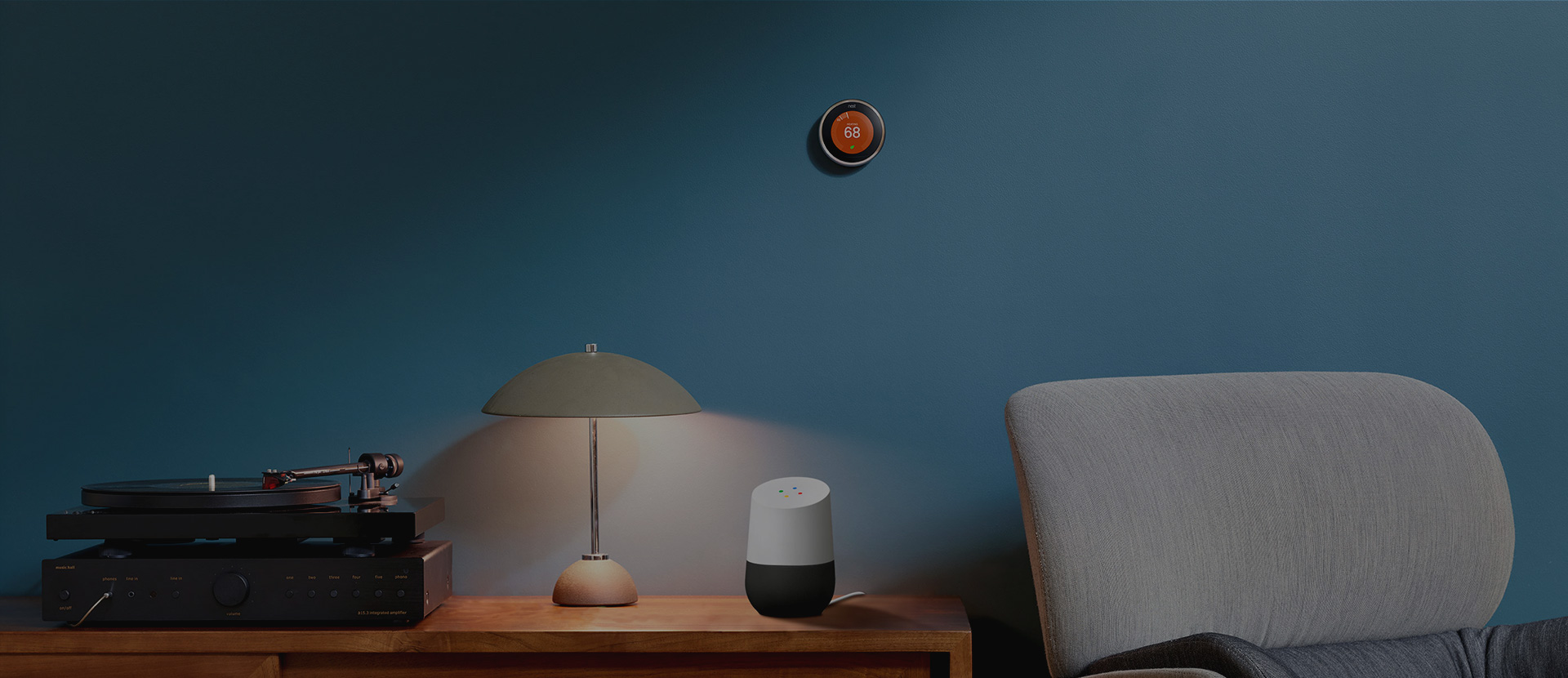 Foto de la sala de una casa inteligente conectada con Google Home y termostatos conectados