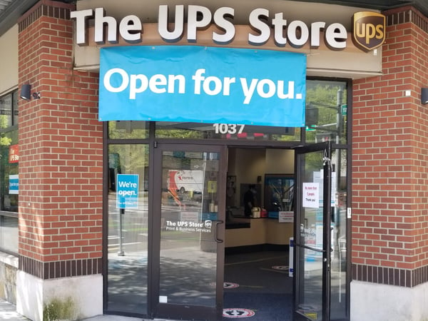 Fachada de The UPS Store Roosevelt Square Seattle