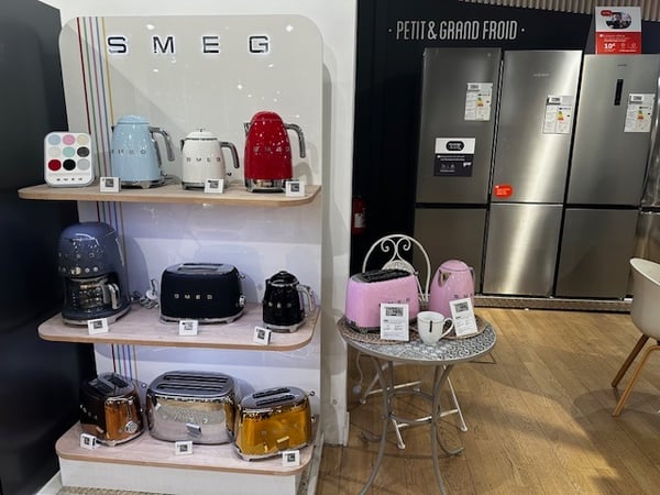 Stand des bouilloires et grilles pain Smeg chez Boulanger Parly2