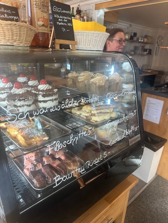 unsere Dessert Vitrine mit Hausgemachten Leckereien