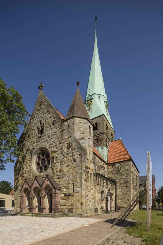 Das Kirchengebäude aus Bruchstein.