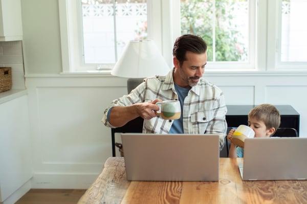 Padre e hijo en la mesa de una cocina
