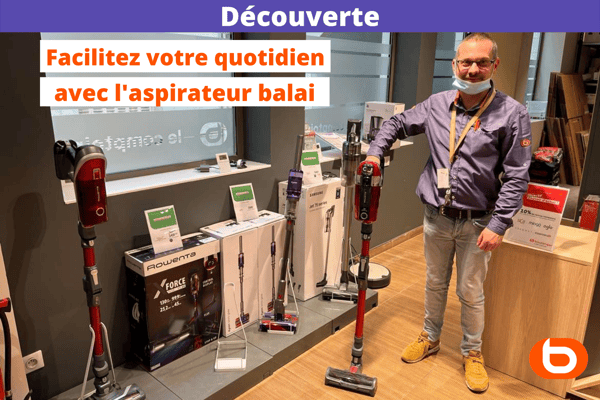 Collaborateur tenant un aspirateur dans le rayon aspirateur de votre magasin Rouen le Comptoir
