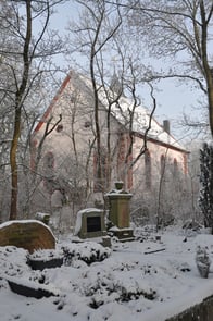 Bergkirche Osthofen mit Friedhof im Winter (Foto: Ev. Dekanat WoW / Schnur)