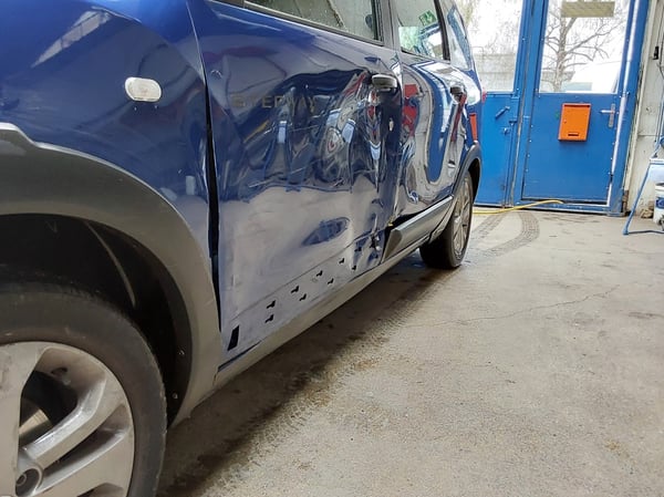 Dacia Bleu choc latéral 2