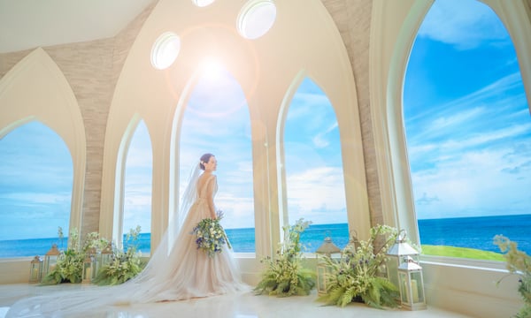 セント・カタリナ・シーサイドチャペル　内観と花嫁