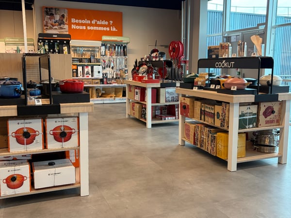 Vue du rayon atelier cuisine avec les produits disposés en magasin.