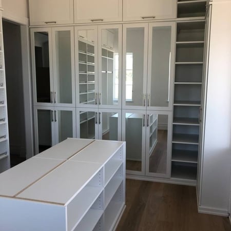 Richmond - Custom closets - Floor-to-ceiling shelves, cabinets with mirrors, and a center island for extra storage