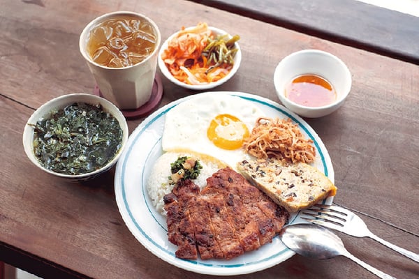 コム・タム（焼豚肉のせご飯）5万VND～