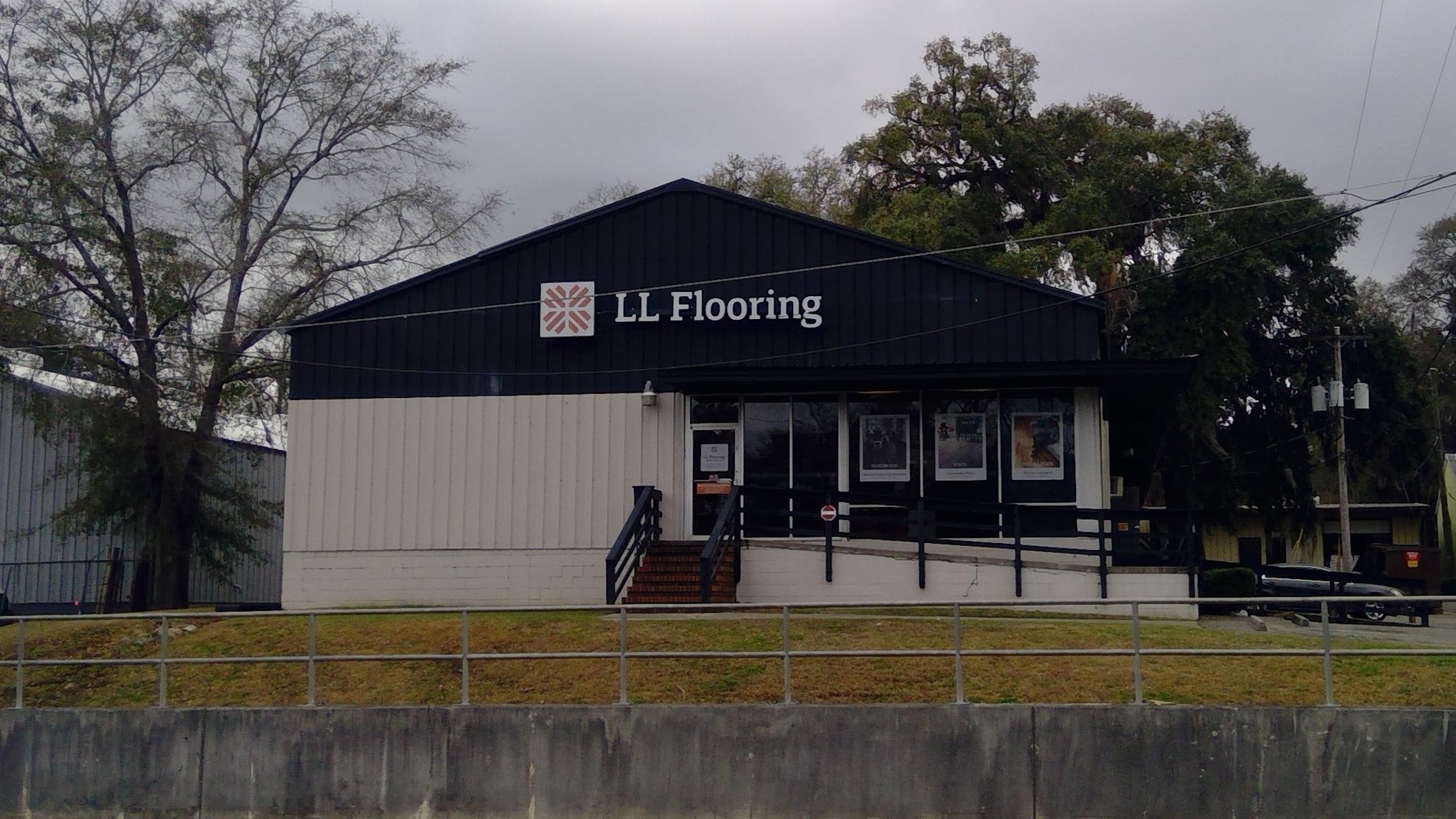 LL Flooring #1050 Tallahassee | 1516A Capital Circle SE | Storefront