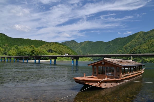 佐田沈下橋と屋形船