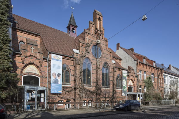 Das Kirchengebäude umringt von einem Friedhof.