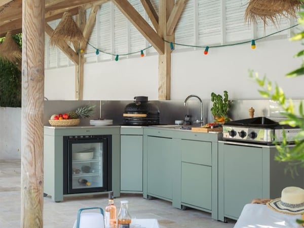 Cuisine en kit ENO en coloris vert sauge, disponible chez Boulanger Toulon Outdoor