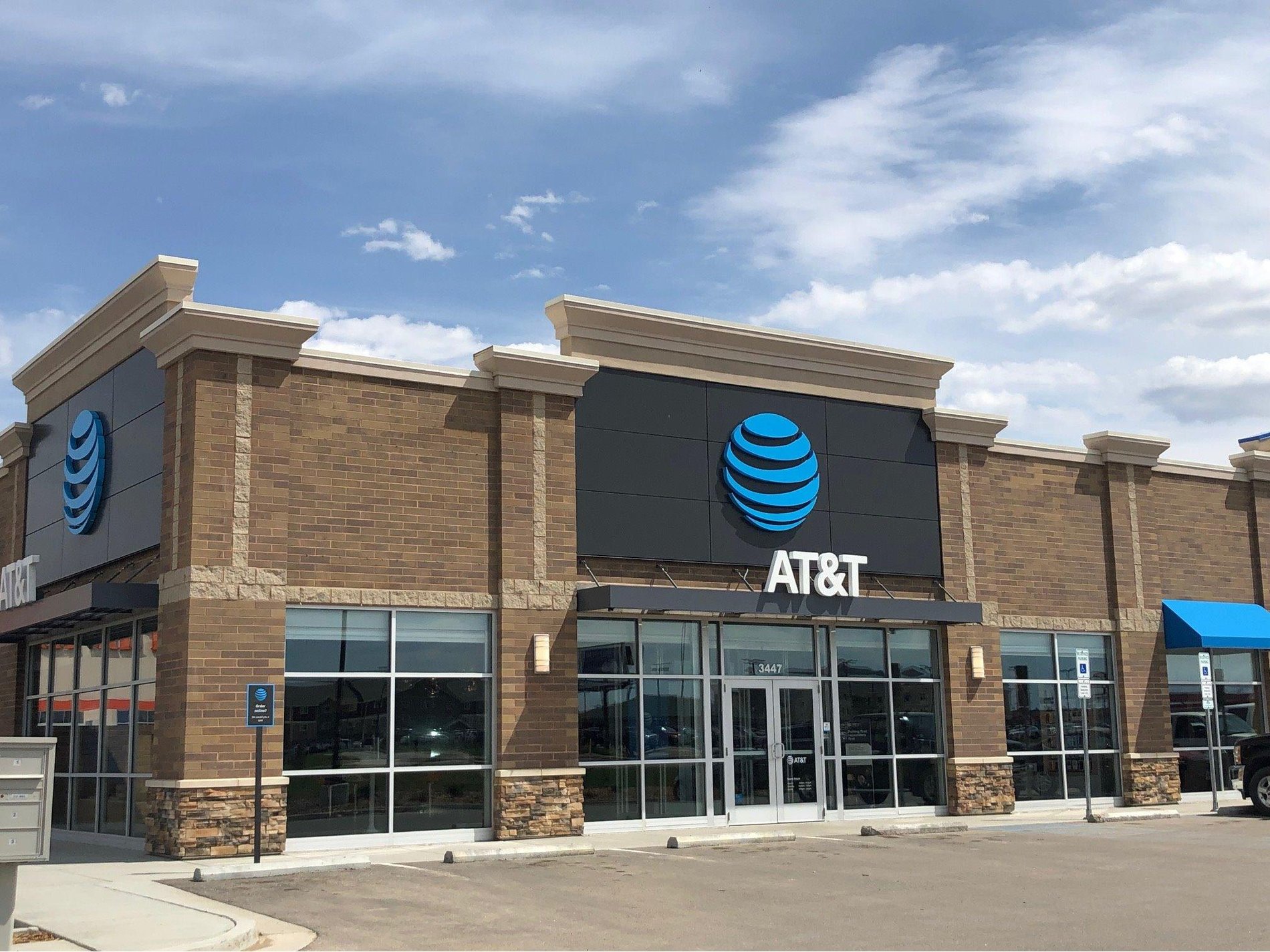 S.Broadway Street Store Apple iPhone 12 and Samsung Devices Minot, ND