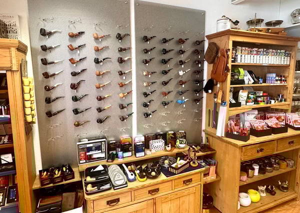 Grosse Auswahl an Pfeifen von Vauen und Savinelli