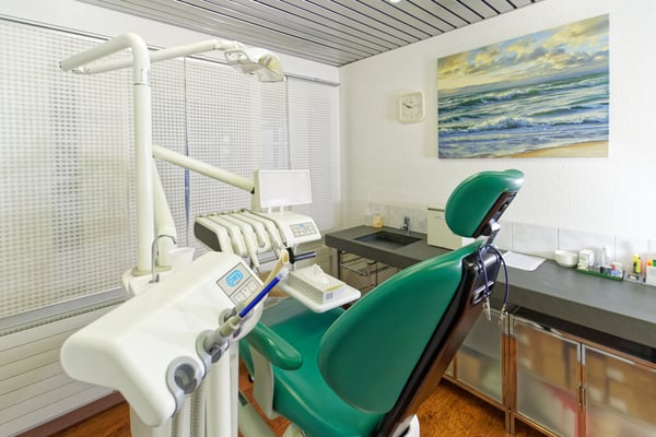 Blick in das Behandlungszimmer - Zahnarztpraxis Lächeln und Beissen in Herisau