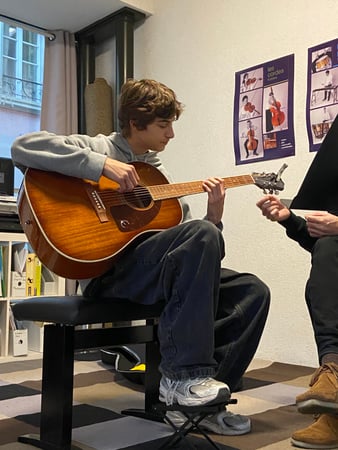 Cours de guitare pour ados avec Antony Corbière