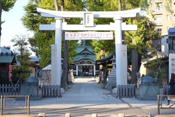 ここ「亀有香取神社」も『こち亀』に登場します