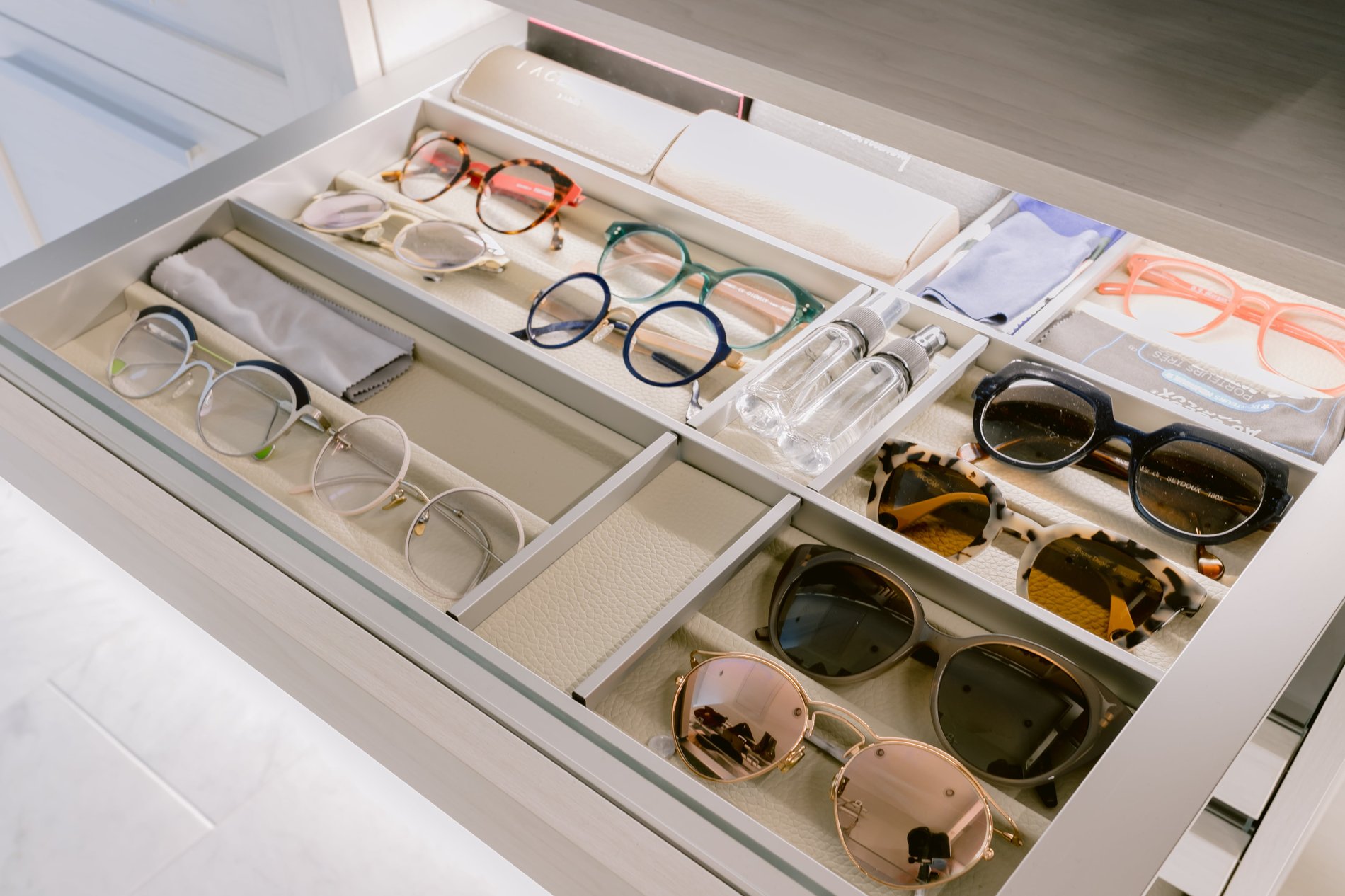 Drawer with semi-customizable leather lined organizer inserts