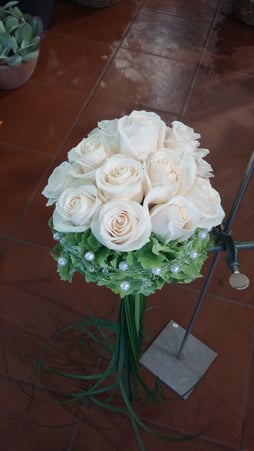 Bouquet da sposa con ortensia rose e coda di verde sotto