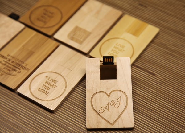 USB Sticks FSC Holz mit ihrem Logo belasert © Druckerei Robert Hürlimann