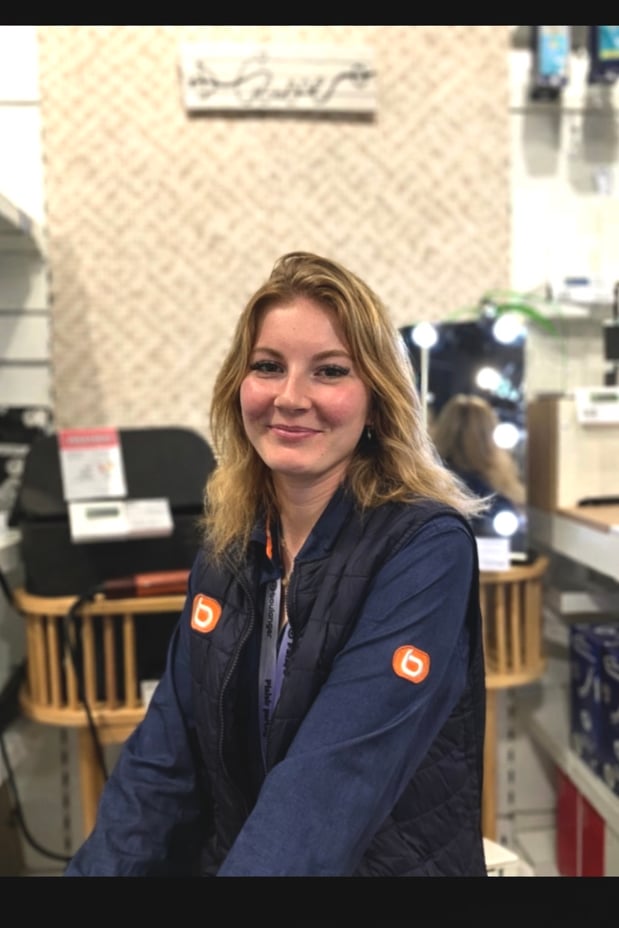 Je suis Camille, spécialiste en beauté et bien-être. Je mets autant de passion à vous conseiller pour sublimer votre routine qu’à battre des records à la salle de sport 🏋️‍♂️.
Je saurai vous conseiller avec détermination et l’énergie d’une athlète !
Chez Boulanger, je combine sérieux et bonne humeur pour que chaque visite soit efficace et agréable.
Besoin d’un conseil santé ou beauté ? Passez me voir… je vous coacherai 🙂😗