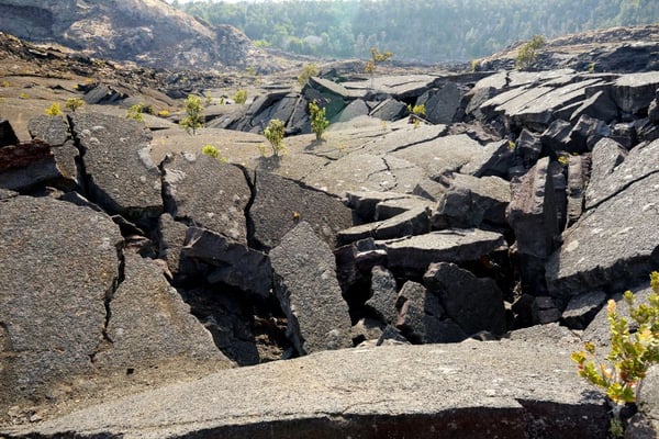 ハワイ島にある火山国立公園内のキラウエア・イキ火山の火口表面の、崩れかけた溶岩岩の素晴らしい眺め。