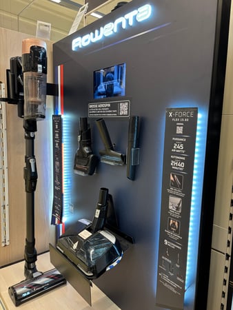 Boulanger Fenouillet aspirateur Rowenta avec ses accessoires sur son stand