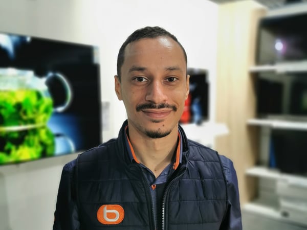 Photo portrait couleur Youssef collaborateur Boulanger