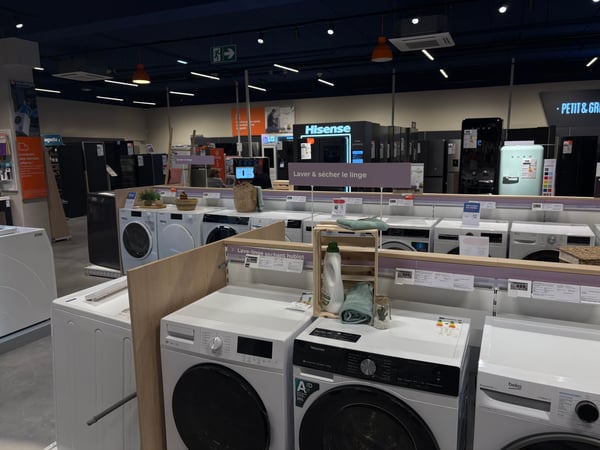 Le rayon des sèche-linges dans le magasin Boulanger Villebon